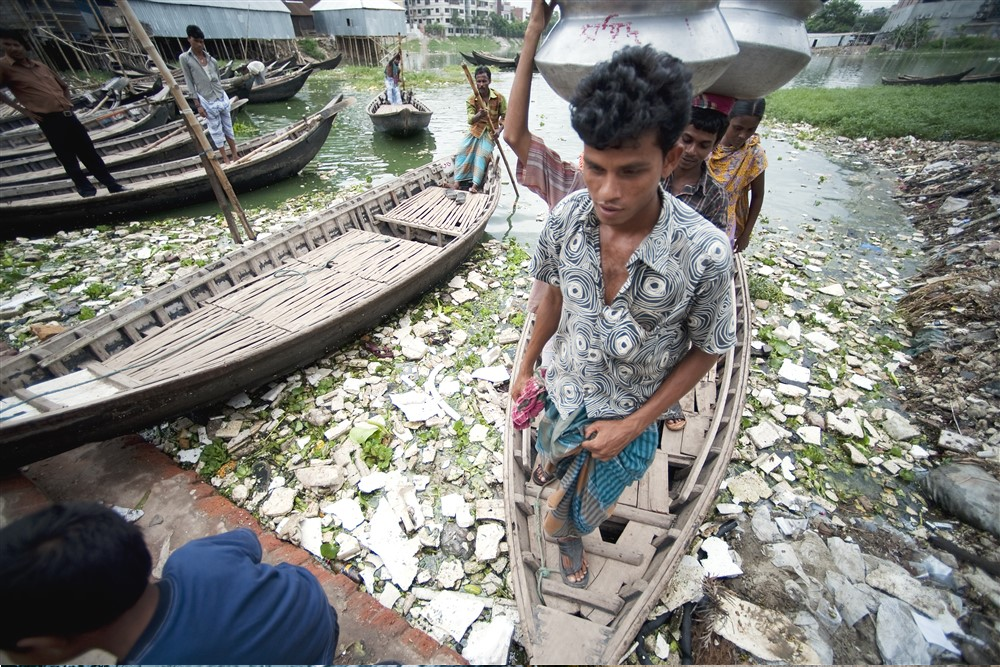 Nước ô nhiễm ở khu ổ chuột Karial, một trong những khu ổ chuột ở đô thị Dhaka, Bangladesh. Ảnh Kibae Park / Sipa Press