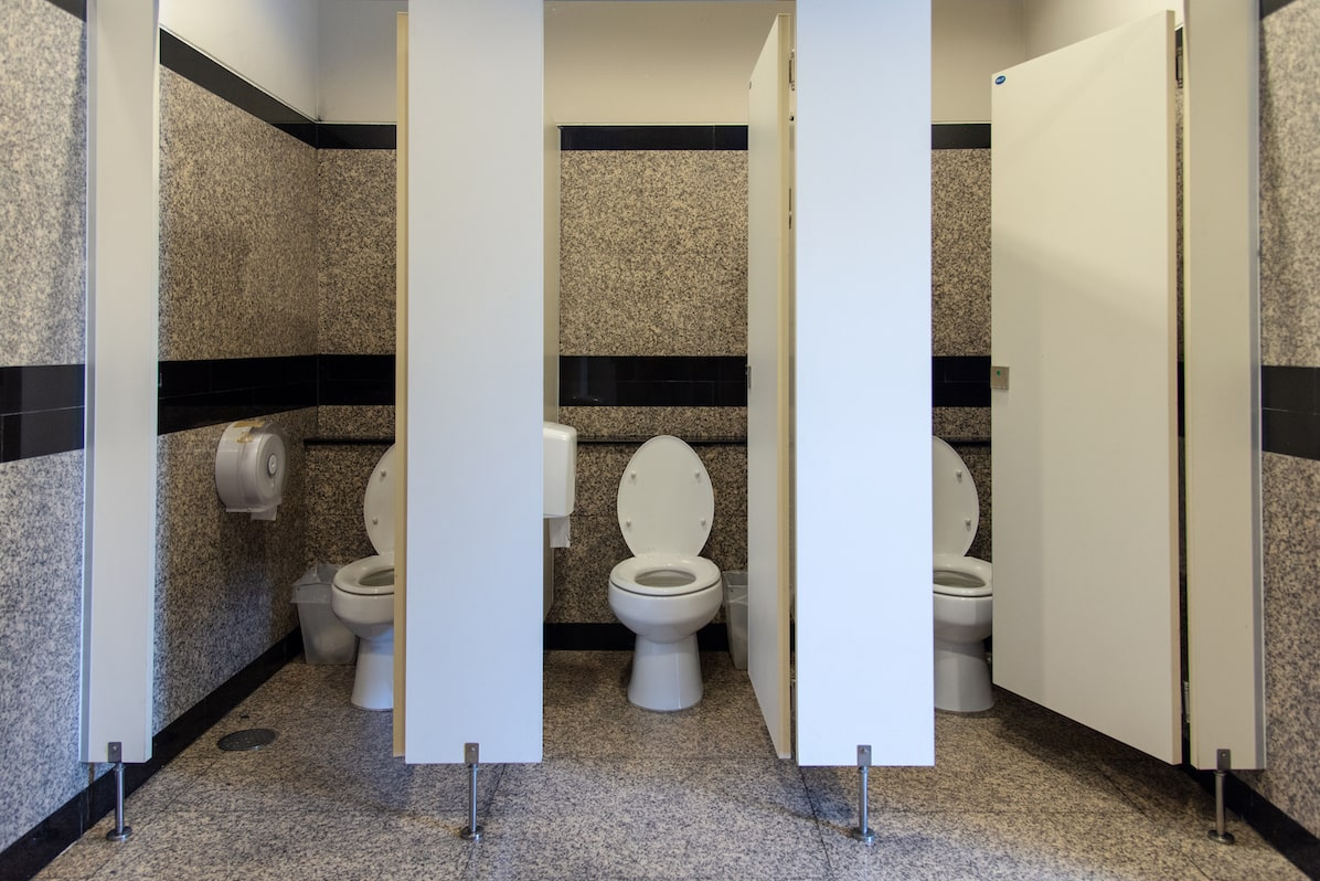 5 nguồn tạo ra mùi hôi trong phòng vệ sinh công cộng và cách loại bỏ chúng