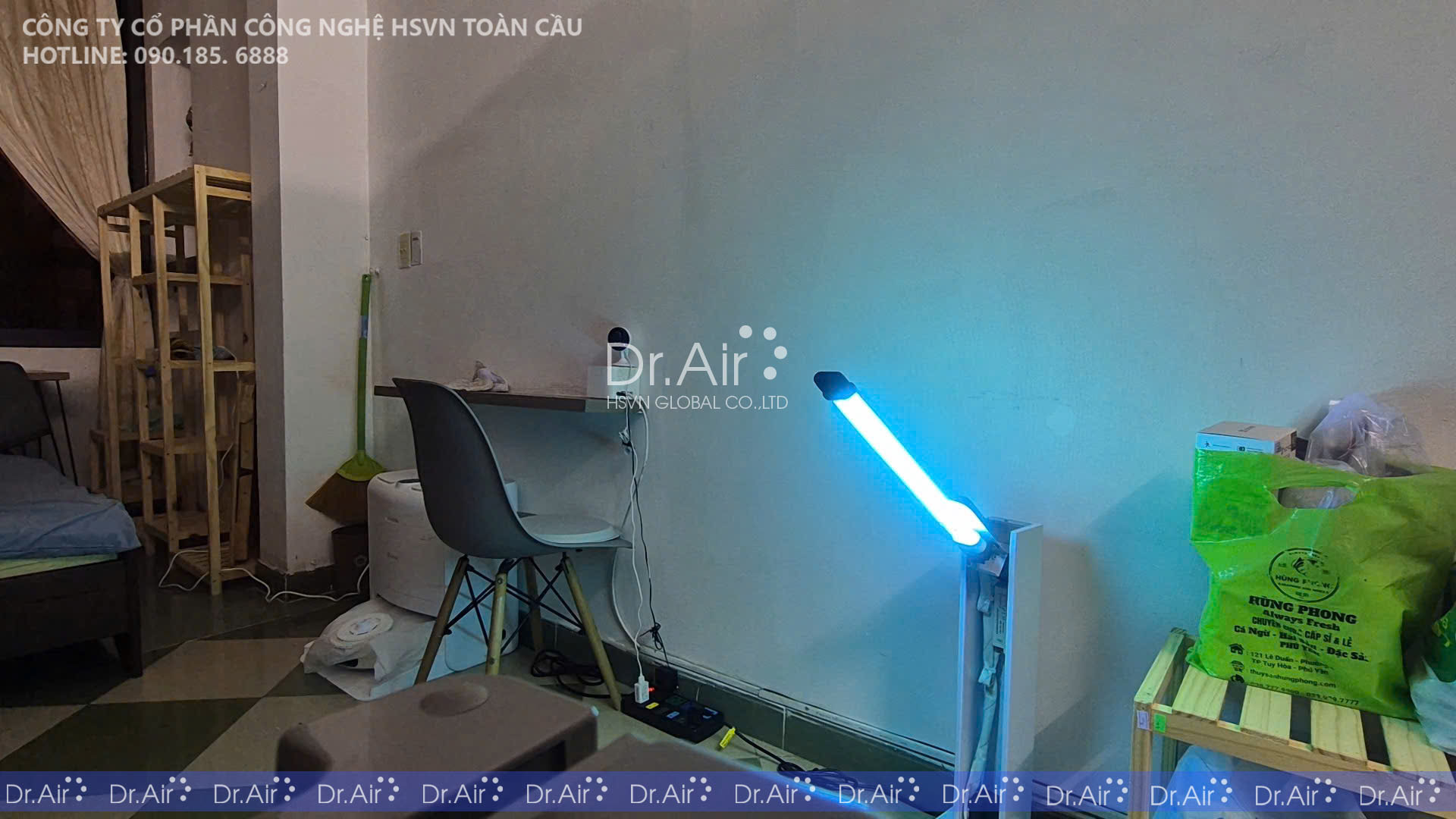 Chị mỹ sử dụng đèn Dr.Air UV 60W đi động khử khuẩn cho phòng ngủ gia đình