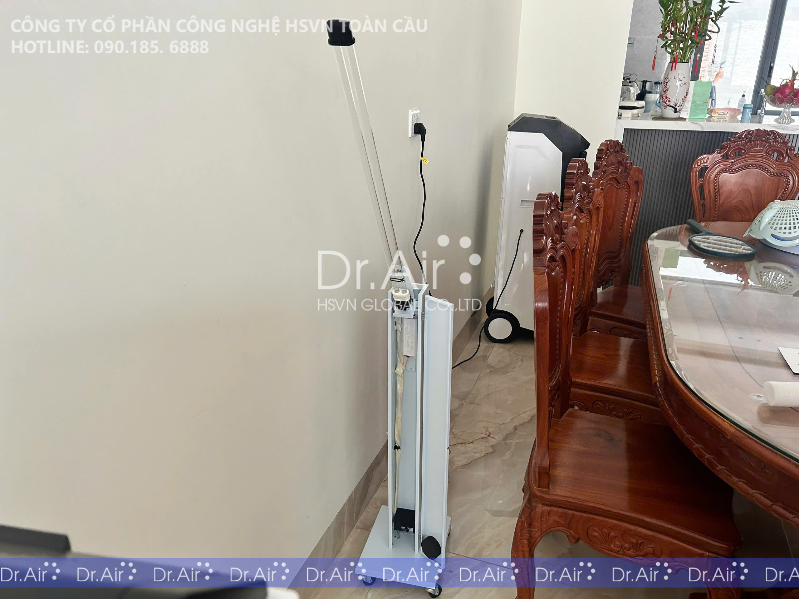 Chú Sơn kiểm tra và test đèn tại gia đình