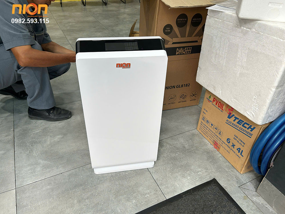 kỹ thuật viên HSVN Toàn Cầu bàn giao máy lọc không khí GL8182 cho gia đình chị Ngọc tại Tòa nhà Petrovietnam, Số 1-5 Lê Duẩn, Phường Bến Nghé, Quận 1, TP. Hồ Chí Minh