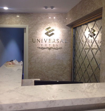 Sảnh tiếp tân của khách sạn Universal hotel