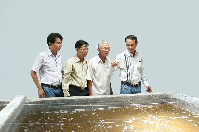 Các kỹ sư của công ty Thiên Phú đang đi khảo sát các bể nuôi tôm