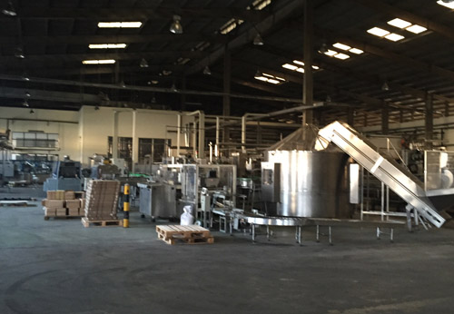 Dây chuyền sản xuất nước đóng chai tại nhà máy thực phẩm Đông Nam Á