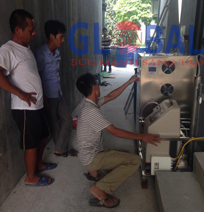 Kỹ thuật viên hướng dẫn cách sử dụng máy ozone cho các cán bộ nhà máy nước đồng văn