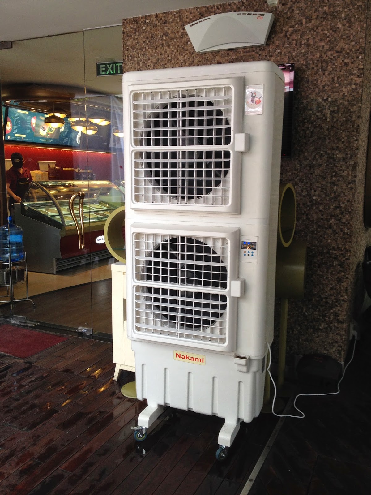 Máy làm mát không khí Nakami được đặt trong siêu thị