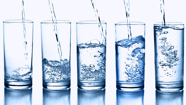Uống nhiều nước rất tốt cho người bị táo bón